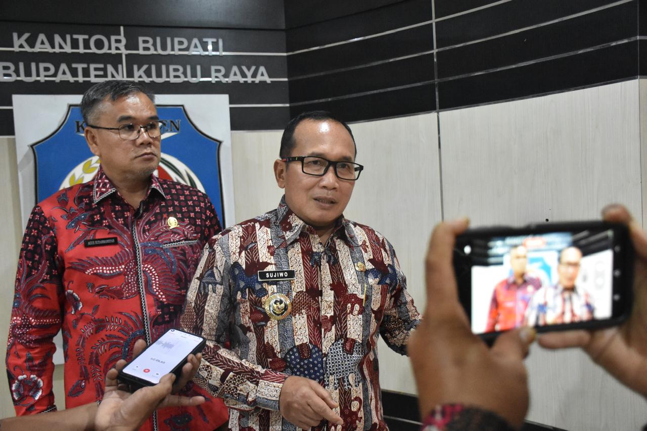 Pemerintah Kabupaten Kubu Raya akan mengusulkan perubahan status dua ruas jalan poros di Kabupaten Kubu Raya
