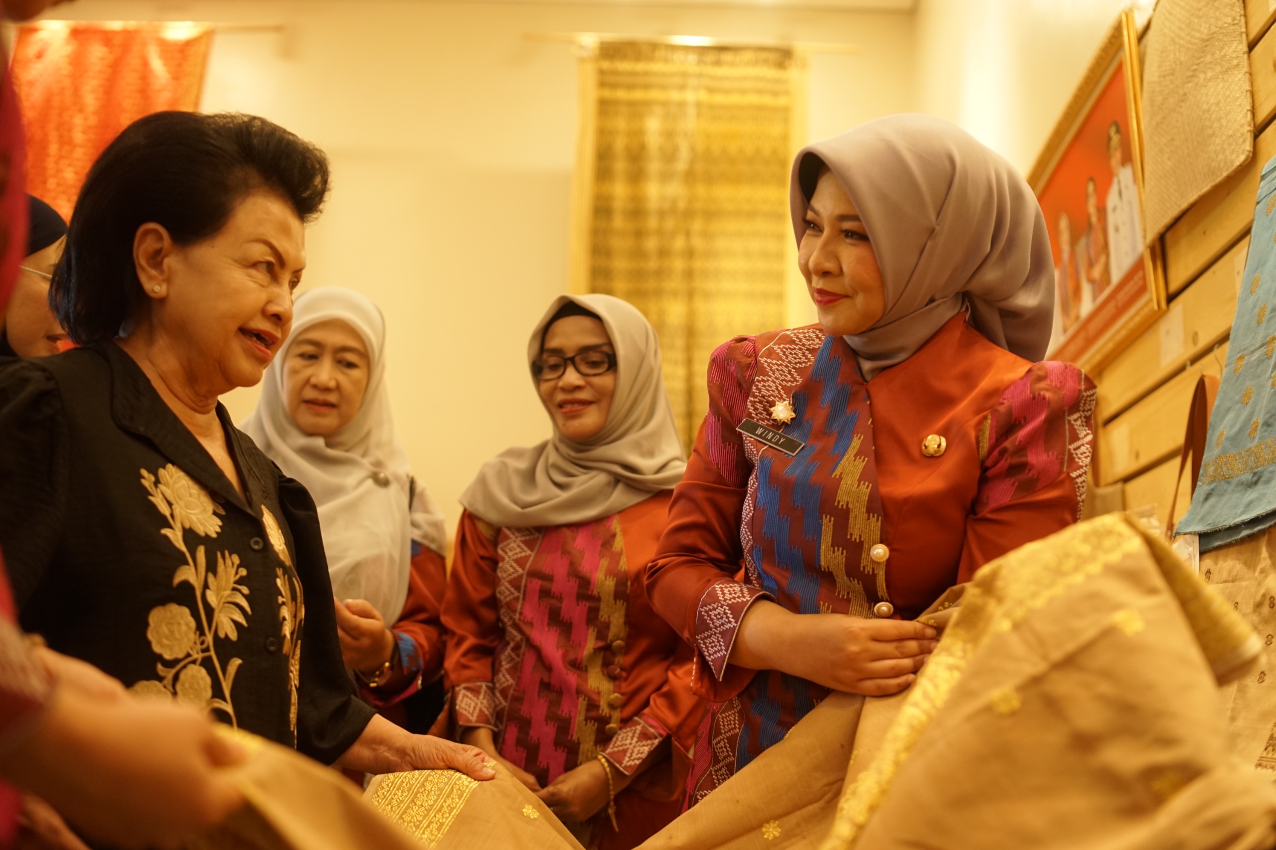 Terpesona Warisan Budaya Kalbar, Ketua IAD Sruningwati Borong Kain Tenun Sidan dan Tenun Sambas
