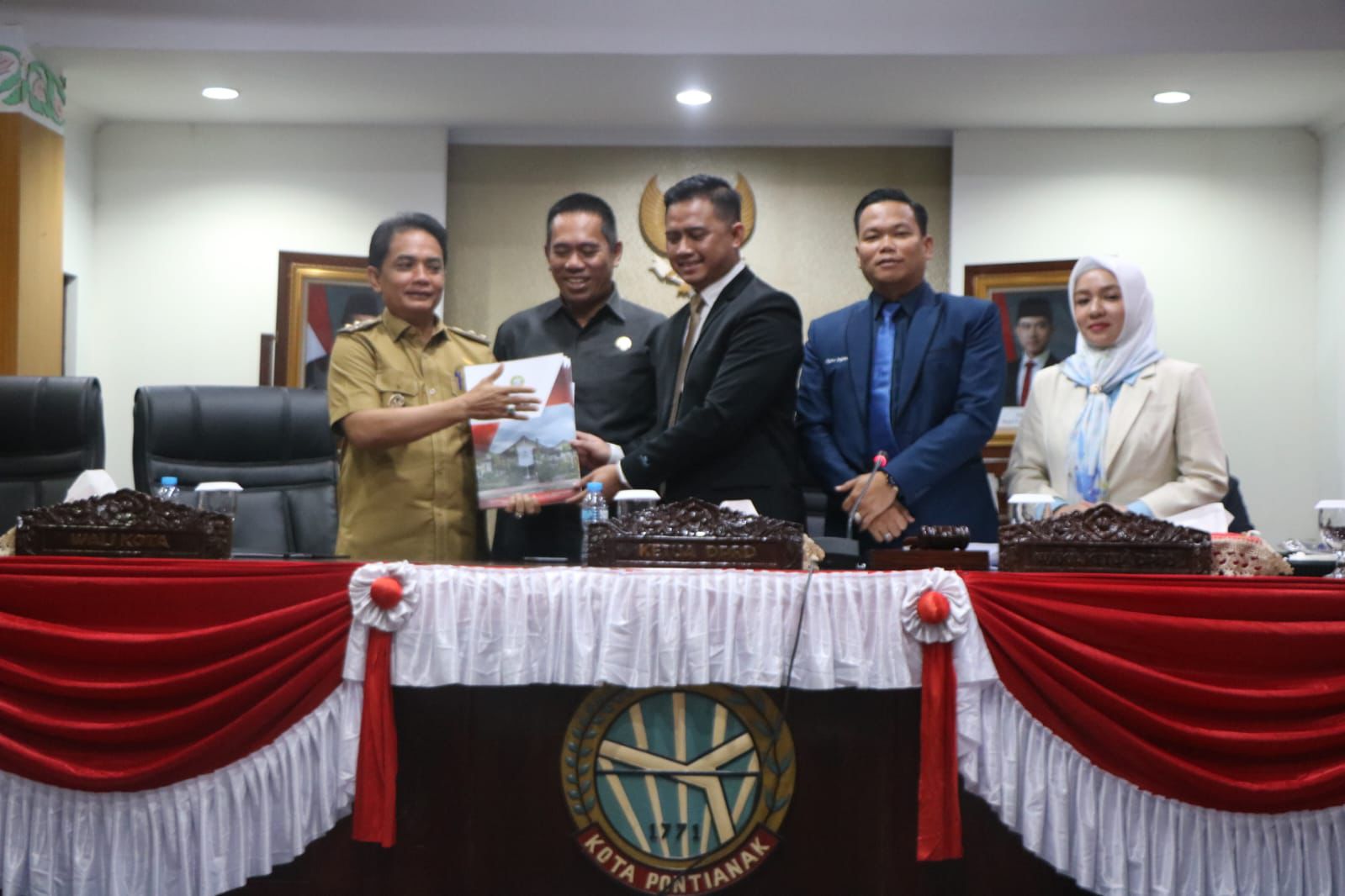 Ketua DPRD Kota Pontianak Satarudin menyerahkan pandangan umum Fraksi-fraksi DPRD Kota Pontianak tentang APBD Perubahan Tahun Anggaran 2025 kepada Wakil Wali Kota Pontianak Bahasan.