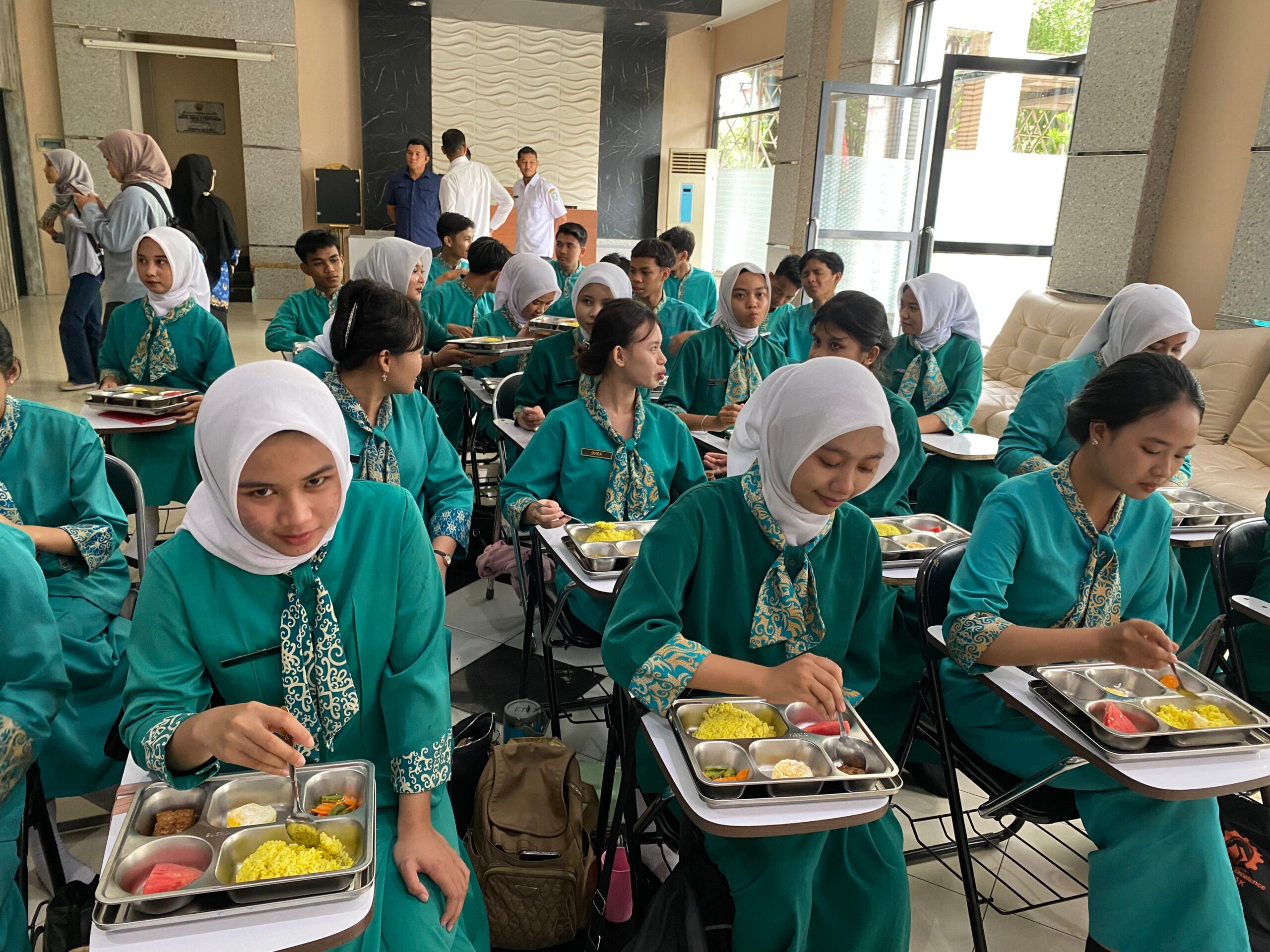Gubernur Kalbar Tinjau Langsung Makan Bergizi Gratis di SMKN 5 Pontianak