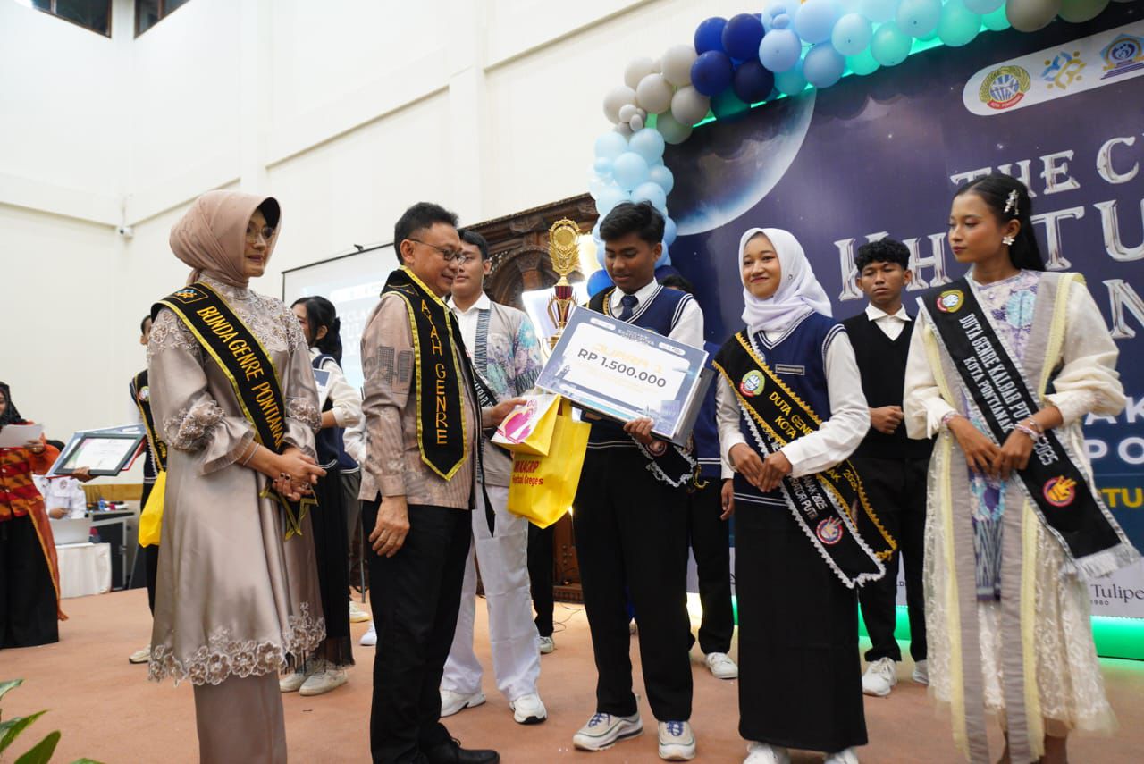 Wali Kota Pontianak Edi Rusdi Kamtono menyerahkan hadiah kepada Duta GenRe Kota Pontianak