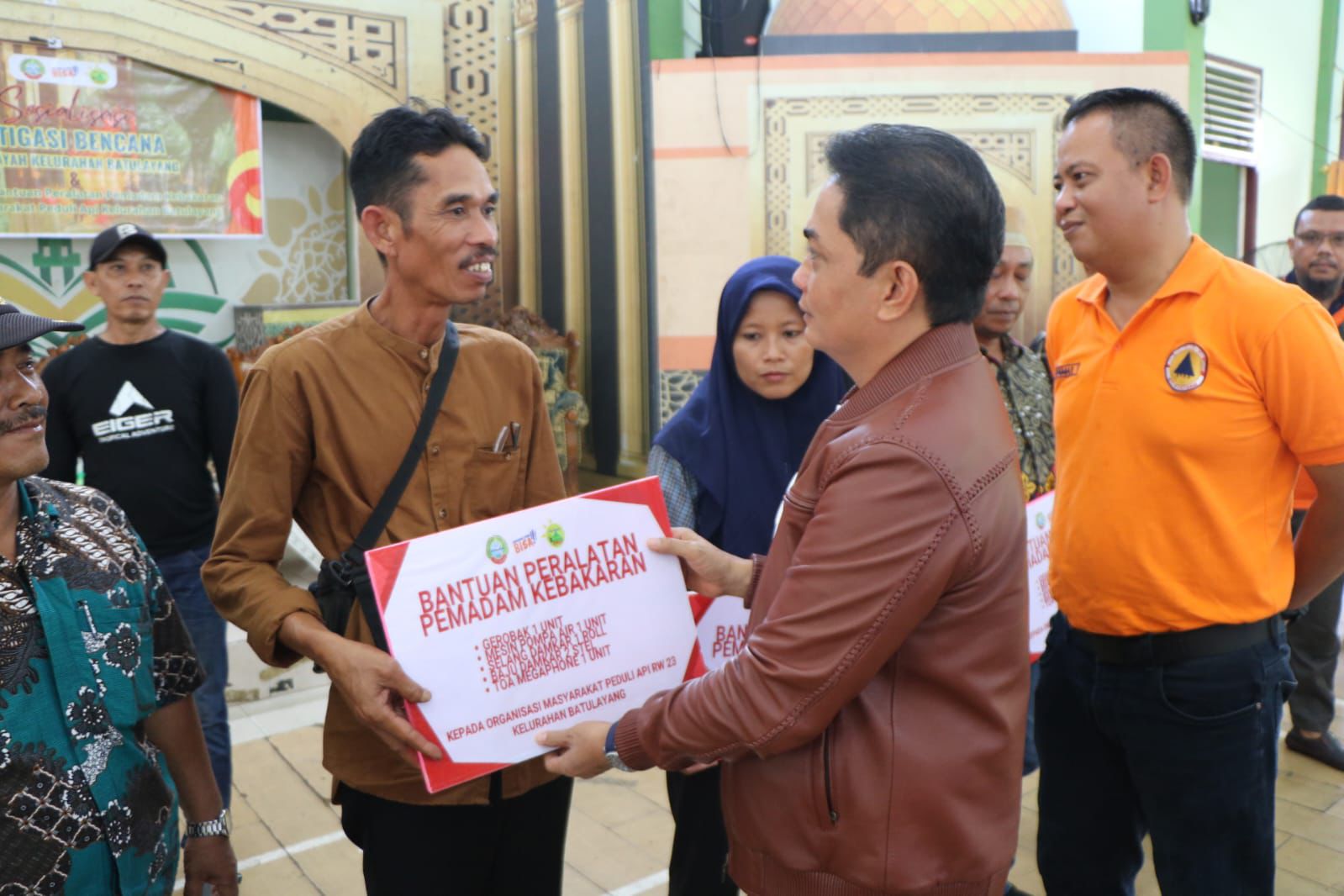 Pemkot Bantu Alat Damkar dan Perlengkapan Posyandu di Pontianak Utara