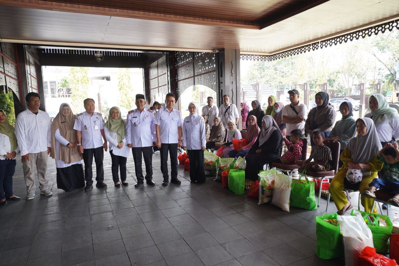Wako Serahkan 151 paket Bantuan Sembako dan Nutrisi bagi Disabilitas