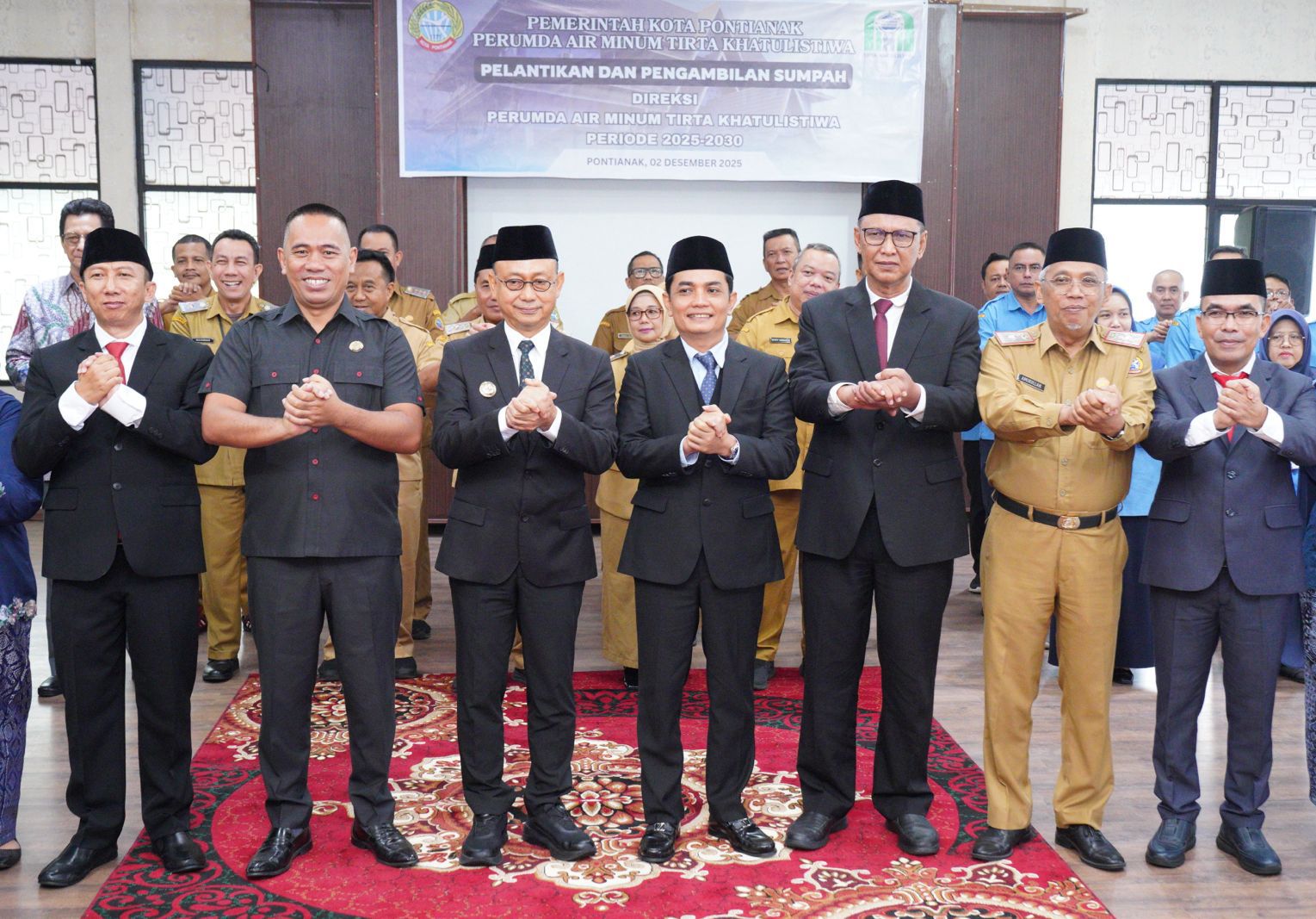 1. Wali Kota Pontianak Edi Rusdi Kamtono memberikan ucapan selamat kepada direksi PDAM yang baru dilantik.