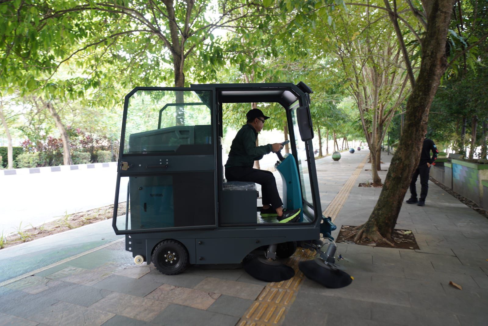 Maksimalkan Kebersihan Kota, Pemkot Lengkapi Kendaraan Penyapu Trotoar dan Jalan