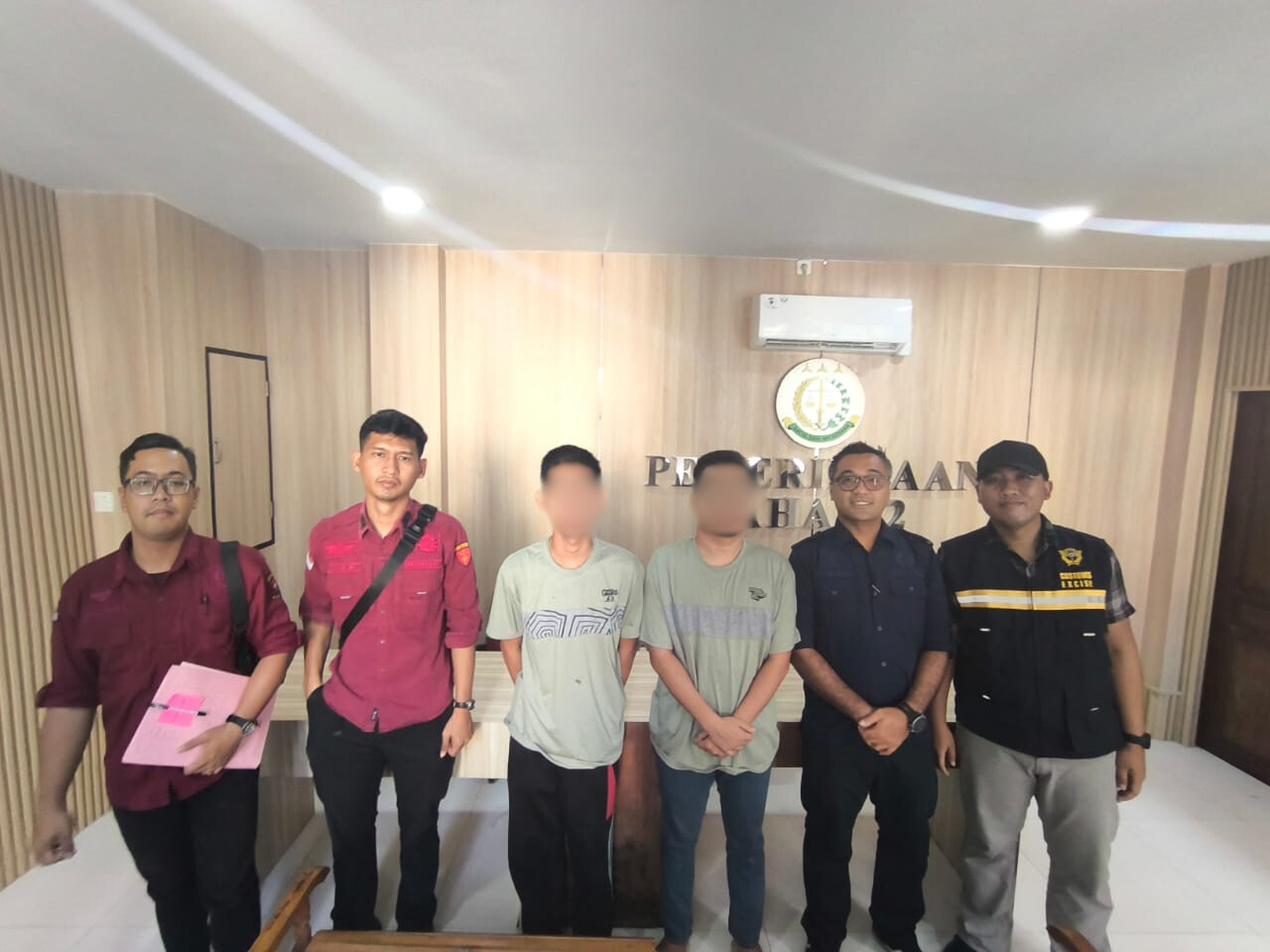 Kanwil Bea Cukai Kalbagbar Serahkan Dua Tersangka Rokok Ilegal, Kerugian Capai Rp 1,8 Miliar