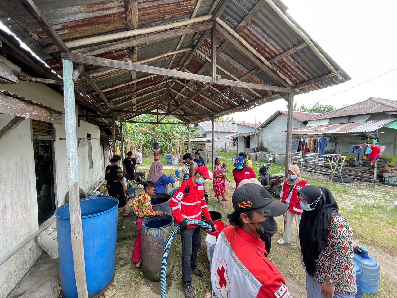 PMI Kalbar Distribusikan 10.000 Liter Air Bersih Gratis di Pontianak Utara