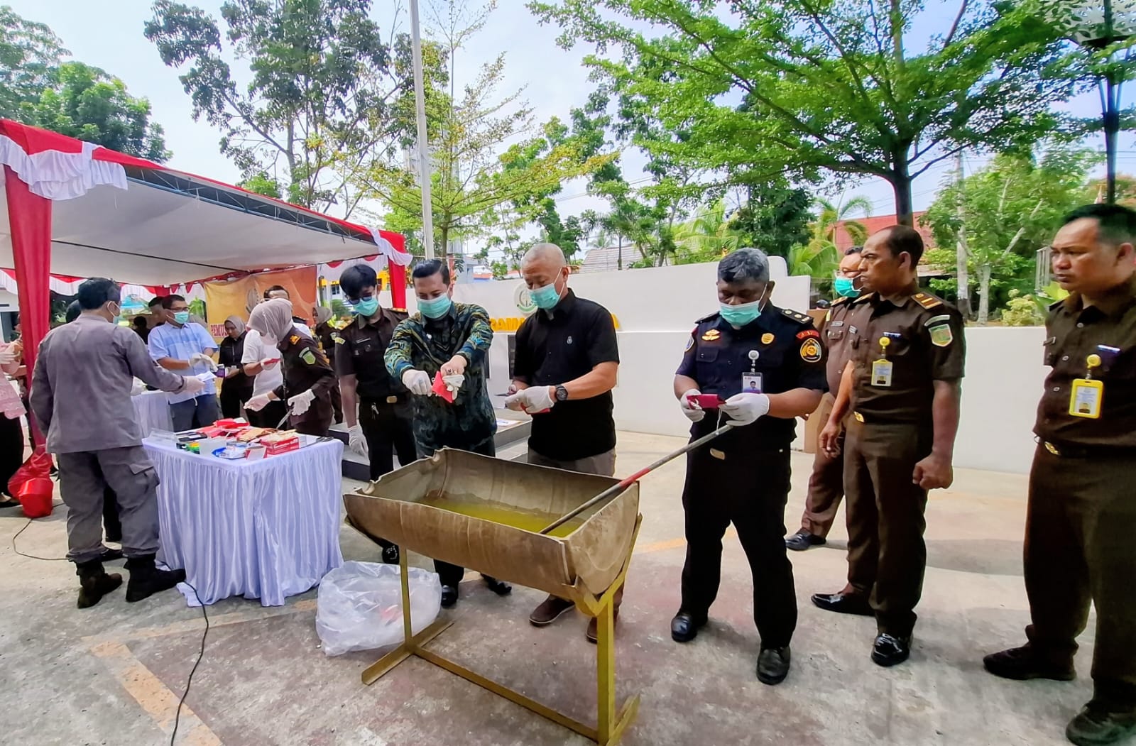Kejari Pontianak Lakukan Pemusnahan Barang Bukti Narkoba dan Uang Palsu