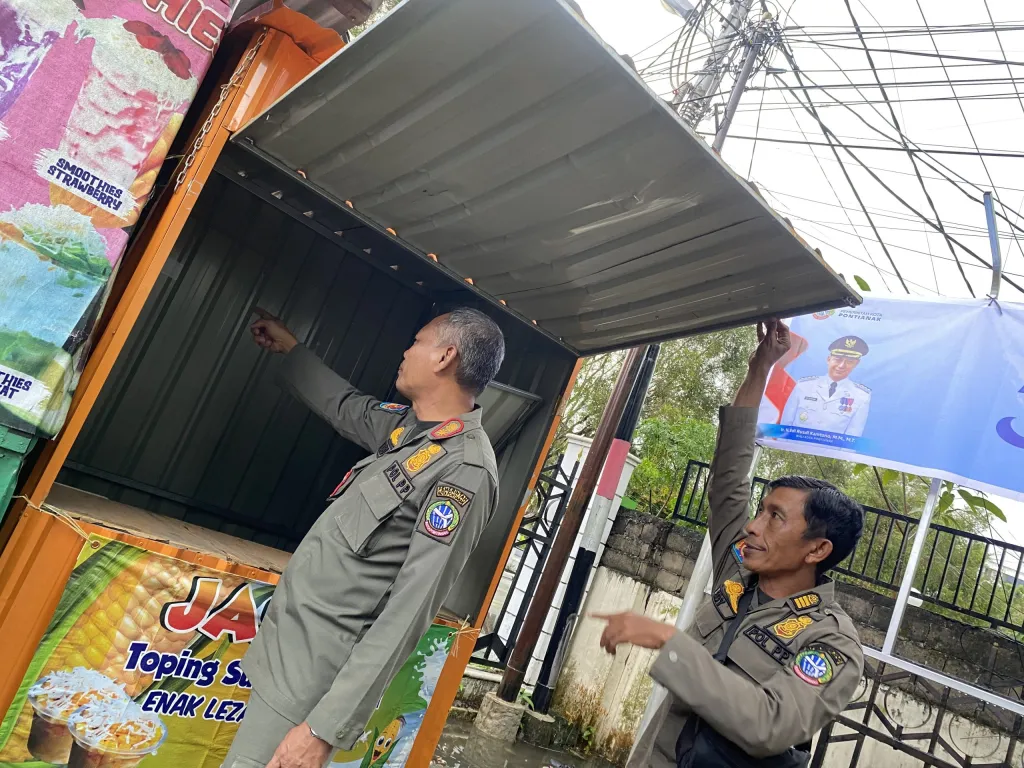 Satpol PP Pontianak Tertibkan Gerobak PKL yang Ditinggal di Trotoar, Pelanggar Terancam Denda