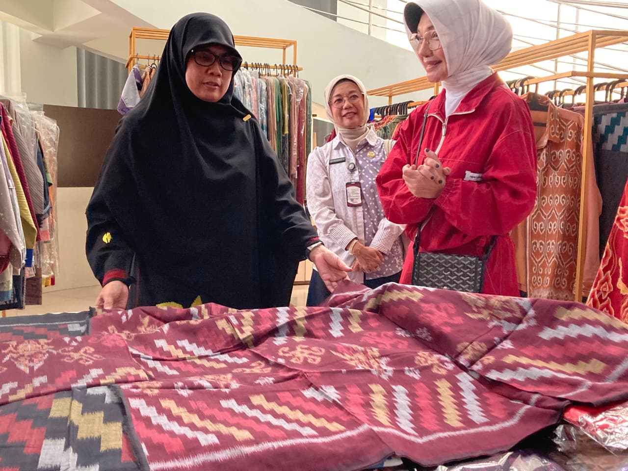 Ketua DWP Kementerian LH Terkesan UMKM Center Pontianak