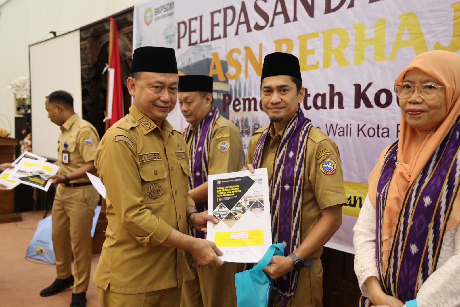 Lepas 73 ASN Pemkot Berhaji, Wako Edi Tekankan Ibadah Khusyuk