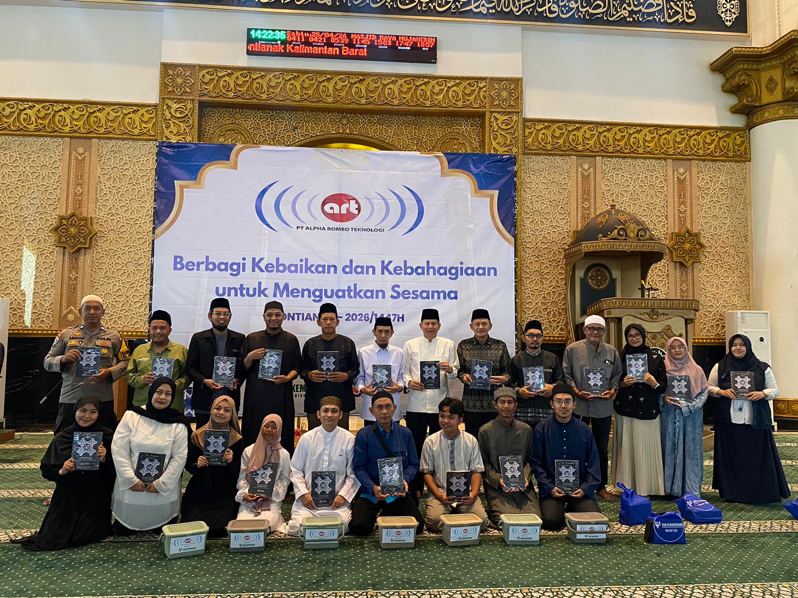 Aksi Kemanusiaan di Pontianak, 100 Al-Qur’an Isyarat Dibagikan untuk Teman Tuli