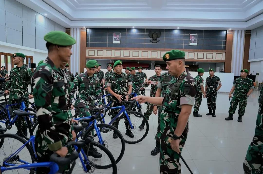 Dukung Tour de Singkawang, Pangdam XII/Tpr Bagikan 30 Unit Sepeda untuk Personel