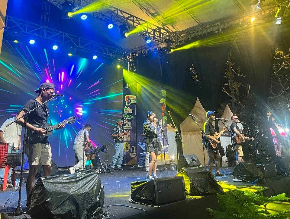 Joget Riang Bareng Orkes Bahagia Tutup Malam Saprahan Khatulistiwa