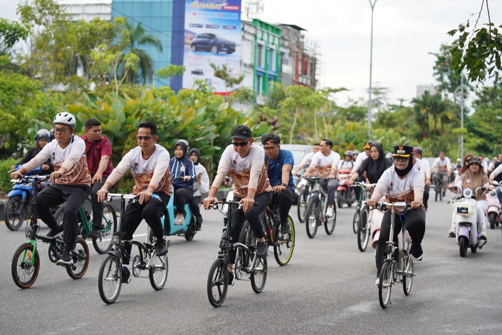 Wali Kota se-Kalimantan Gowes Keliling Pontianak, Tanam Pohon dan Tebar Bibit Ikan untuk Lingkungan