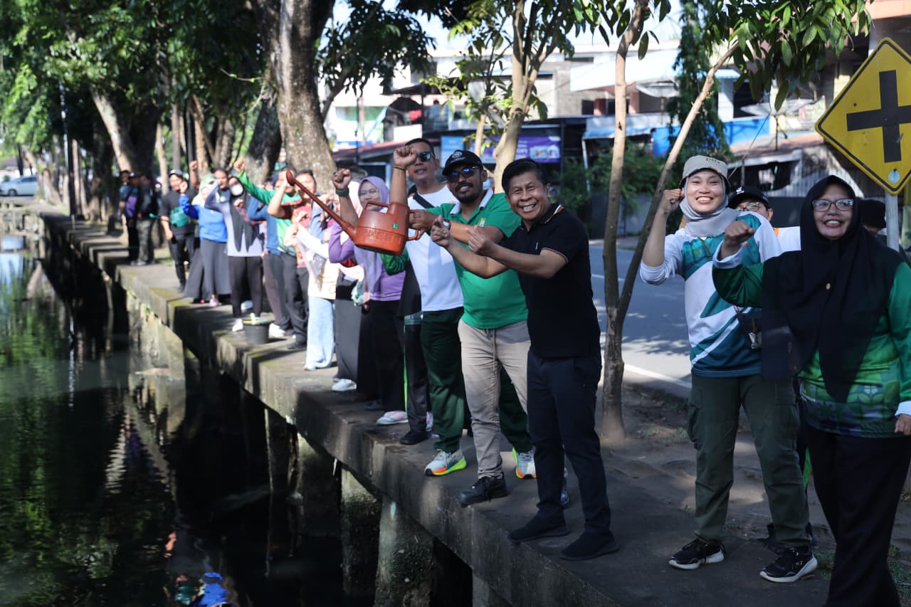 DLH Pontianak Uji Coba Eco Enzym untuk Bersihkan Parit, Kurangi Bau dan Tingkatkan Kualitas Lingkungan