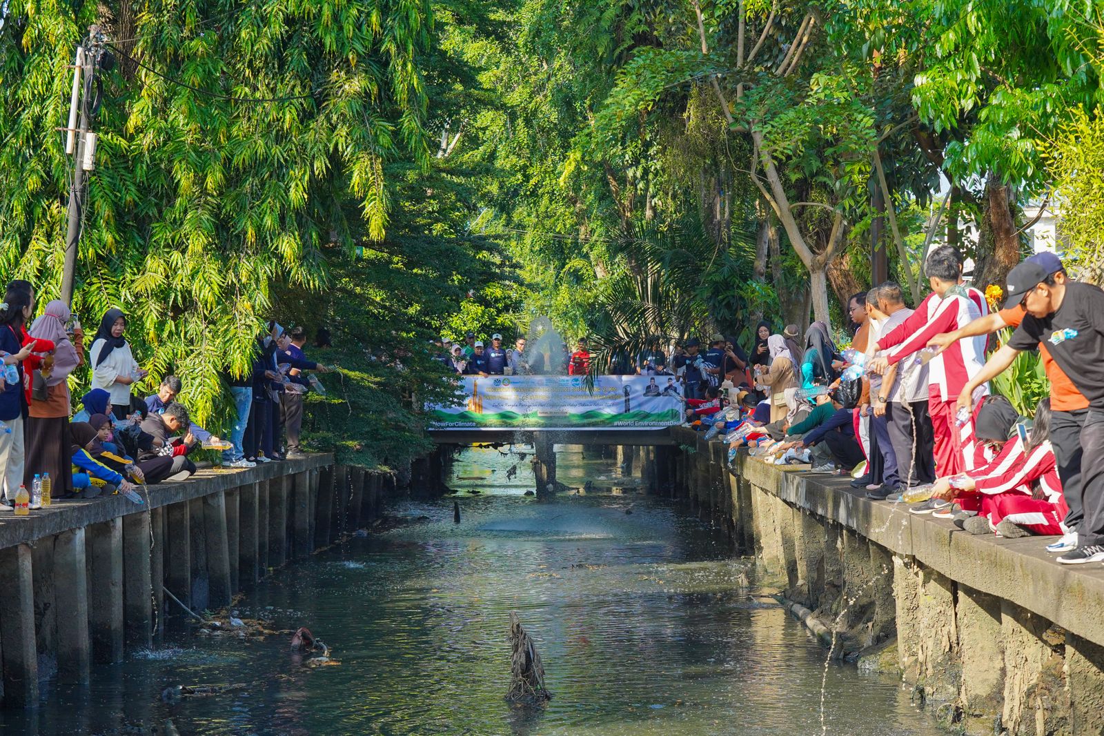 Pontianak Jadi Daerah Ketiga di Indonesia Terapkan Eco Enzyme, 1.900 Liter Disemprotkan ke Parit