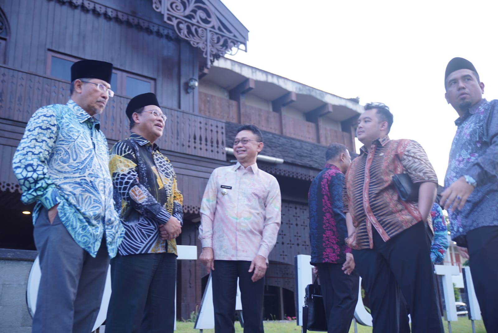 *Sarawak Undang Pontianak Ikuti Borneo International Halal Showcase* *Ajang Produk UMKM Bersertifikasi Halal* PONTIANAK - Timbalan Menteri di Jabatan Premier Sarawak Datuk Haji Abdul Rahman Haji Junaidi menilai Kota Pontianak memiliki posisi penting dalam memperkuat hubungan ekonomi antara Sarawak dan Kalimantan Barat. Sebagai kota utama yang memiliki hubungan sejarah, budaya, dan ekonomi yang erat dengan Sarawak, Pontianak dinilai memainkan peran penting dalam memperkuat hubungan ekonomi lintas batas. “Pontianak merupakan nadi perdagangan dan ekonomi Kalimantan Barat, serta pintu penting kepada aktivitas perdagangan dan perkhidmatan di wilayah ini,” jelasnya saat audiensi terkait penyelenggaraan Borneo International Halal Showcase Conference Exhibition atau BIHAS 2026 di Kantor Wali Kota Pontianak, Kamis (25/6/2026) sore. Sarawak, lanjutnya, melihat Pontianak sebagai mitra strategis dalam meningkatkan perdagangan lintas batas, pengembangan usaha, pariwisata, industri halal, serta berbagai peluang kerja sama ekonomi yang memberi manfaat bagi kedua wilayah. Karenanya, keterlibatan pemerintah dan pengusaha dari Kota Khatulistiwa menjadi penting di tengah ekonomi Borneo. “Pontianak ini destinasi kami yang keempat. Selama lima hari kami bergerak, dari Brunei, Sabah, Jakarta, dan hari ini Alhamdulillah berada di Pontianak, Kalimantan Barat,” ujarnya. Ia menjelaskan, kunjungan tersebut bertujuan menyampaikan informasi mengenai konferensi dan pameran halal internasional yang akan digelar di Kuching, Sarawak, pada 21 hingga 23 Juli 2026. Kegiatan ini untuk pertama kalinya melibatkan empat wilayah utama di Kepulauan Borneo, yakni Sarawak, Sabah, Brunei, dan Indonesia yang diwakili Kalimantan. Menurutnya, BIHAS 2026 diharapkan menjadi platform perdagangan dan investasi internasional yang mempertemukan pelaku industri, pengusaha, investor, pembeli internasional, lembaga pemerintah, serta institusi pembangunan ekonomi dari Borneo, ASEAN, Nusantara, hingga pasar global. Selain pameran perdagangan, BIHAS 2026 juga akan diisi dengan berbagai kegiatan, mulai dari business matching, forum dan konferensi internasional, program pengembangan wirausaha, sesi investasi dan networking, pertemuan pembeli dan penjual, hingga peluang akses pasar dan kerja sama strategis. “Maka kami di Sarawak mengharapkan BIHAS ini menjadi platform untuk memperkukuh jaringan perniagaan, menarik pelaburan, dan membuka peluang kerja sama ekonomi yang lebih luas, terutama di Kepulauan Borneo,” ujarnya. Sebagai bagian dari BIHAS 2026, Sarawak juga berencana menggelar Sarawak–Kalimantan Barat Economic Roundtable Session. Forum ini akan mempertemukan pemimpin pemerintah Provinsi Kalimantan Barat, pemerintah kabupaten dan kota, lembaga pembangunan ekonomi, dewan perniagaan, serta pelaku industri dari Sarawak dan Kalimantan Barat. Forum tersebut akan menjadi ruang strategis untuk membahas peluang kerja sama yang dapat diterjemahkan menjadi tindakan nyata. Beberapa sektor yang menjadi perhatian antara lain perdagangan, investasi lintas batas, industri halal, agroindustri, ketahanan pangan, logistik, konektivitas, pariwisata, ekonomi digital, inovasi, serta penguatan UMKM. “Roundtable ini akan menjadi platform strategik untuk membincangkan peluang kerja sama yang boleh diterjemahkan kepada tindakan dan hasil yang nyata,” ungkapnya. "Keterlibatan aktif Kota Pontianak dalam BIHAS 2026 akan memperkuat jaringan ekonomi Borneo dan membuka lebih banyak peluang kerja sama antara komunitas bisnis Sarawak dan Kalimantan Barat," katanya. Wali Kota Pontianak Edi Rusdi Kamtono menyatakan dukungan Pemerintah Kota Pontianak terhadap penyelenggaraan BIHAS 2026. Kegiatan tersebut menjadi peluang penting untuk memperkuat hubungan ekonomi, perdagangan, investasi, dan kerja sama lintas batas antara Pontianak, Kalimantan Barat, dan Sarawak. “Pada prinsipnya, Pemerintah Kota Pontianak sangat mendukung dan ingin berpartisipasi,” ujarnya. Edi mengatakan, Sarawak, khususnya Kuching, merupakan wilayah yang memiliki kedekatan geografis dan historis dengan Kota Pontianak. Kedua wilayah berada dalam satu pulau, yakni Borneo, serta memiliki aksesibilitas yang cukup lancar, baik melalui jalur darat maupun udara. Keberadaan sejumlah pintu perbatasan antara Kalimantan Barat dan Sarawak semakin membuka peluang kerja sama ekonomi yang lebih erat. Karena itu, BIHAS 2026 dinilai dapat menjadi momentum untuk memperluas jejaring pelaku usaha, UMKM, koperasi, dan sektor ekonomi halal di kawasan Borneo. Ia berharap BIHAS 2026 dapat berjalan sukses dan menjadi ruang kerja sama yang produktif bagi pelaku usaha Pontianak dan Kalimantan Barat. Menurutnya, sektor halal, perdagangan, pariwisata, dan UMKM memiliki potensi besar untuk dikembangkan melalui jejaring regional Borneo. “Kita mengapresiasi dan mendukung kegiatan ini untuk suksesnya BIHAS 2026,” pungkasnya. ( *prokopim* )
