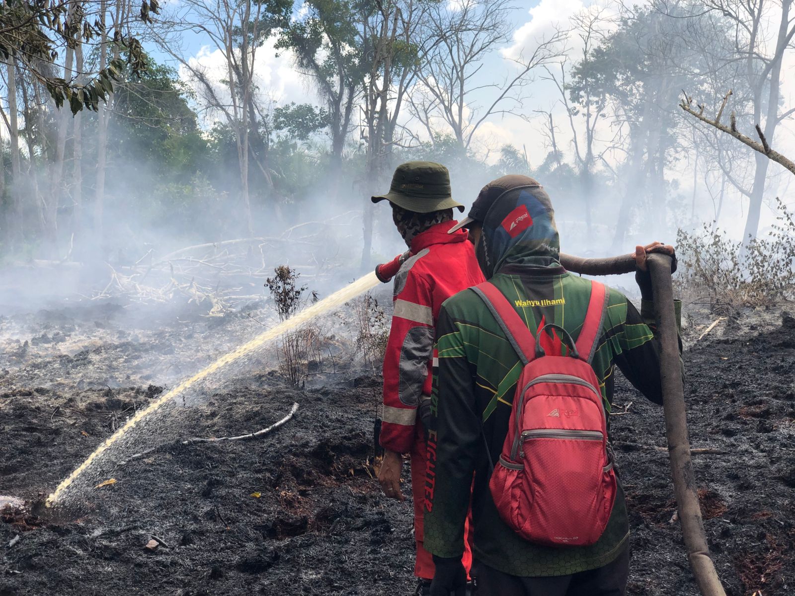 Karhutla Rasau Jaya Bergeser Dekati Permukiman, Tim Gabungan Perkuat Pemadaman dan Pendinginan