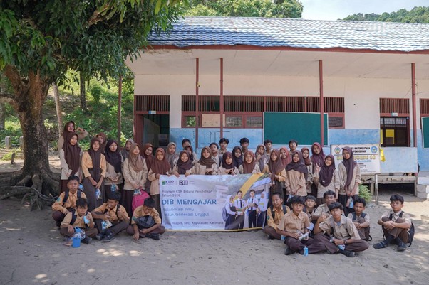 Para siswa - siswi berfoto bersama usai pelaksanaan kegiatan DIB Mengajar di SMP Negeri 03 Kepulauan Karimata, Kabupaten Kayong Utara, Jumat (24/7/2026).
