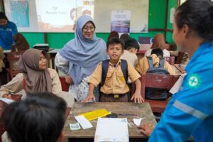 Seorang siswa menyampaikan hasil latihan dalam sesi literasi yang dipandu narasumber pada kegiatan DIB Mengajar di SMP Negeri 03 Kepulauan Karimata, Desa Pelapis, Kabupaten Kayong Utara, Jumat (24/7/2026).