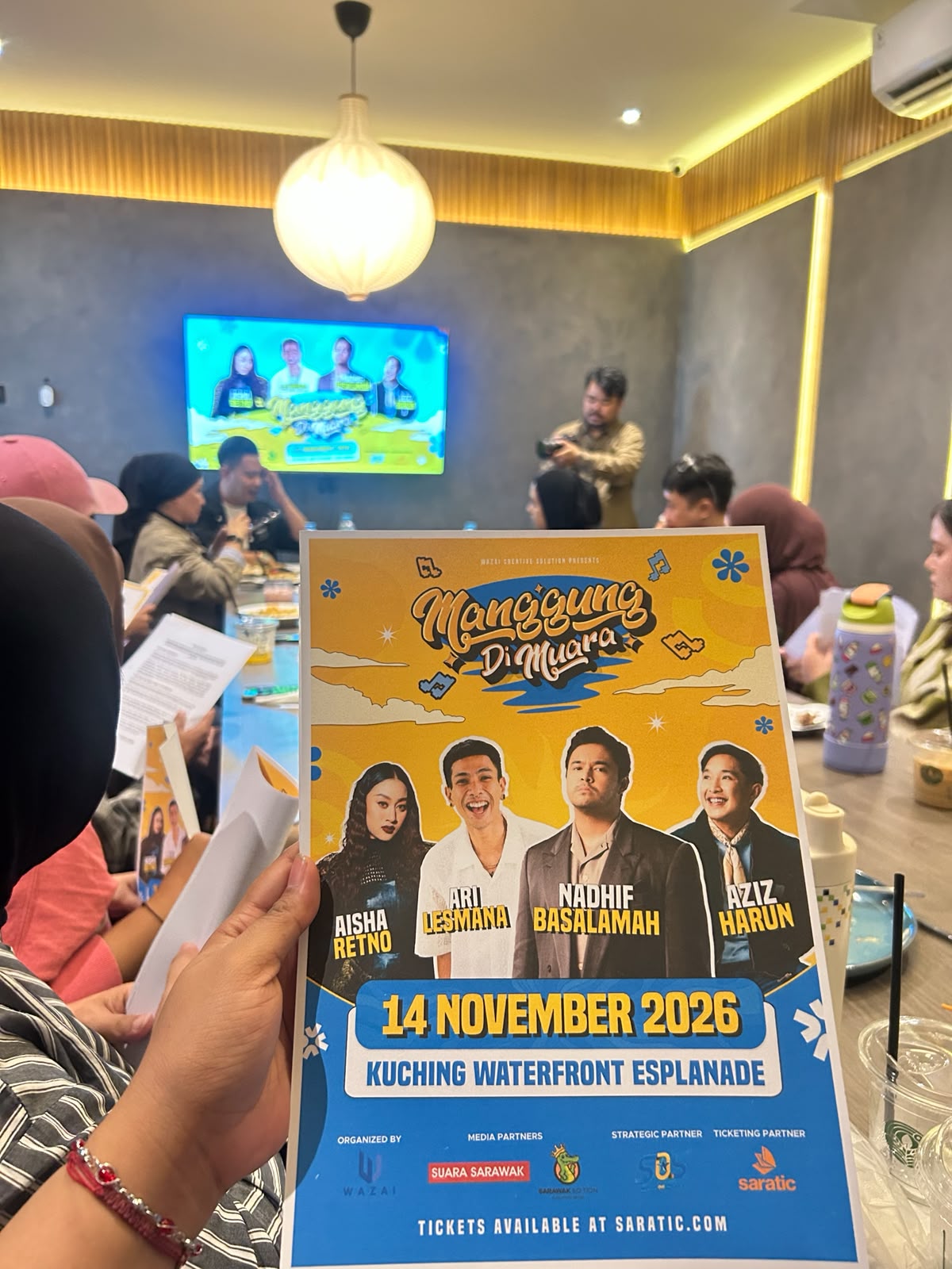 Manggung Di Muara mengusung konsep pertunjukan terbuka di tepian Sungai Sarawak.