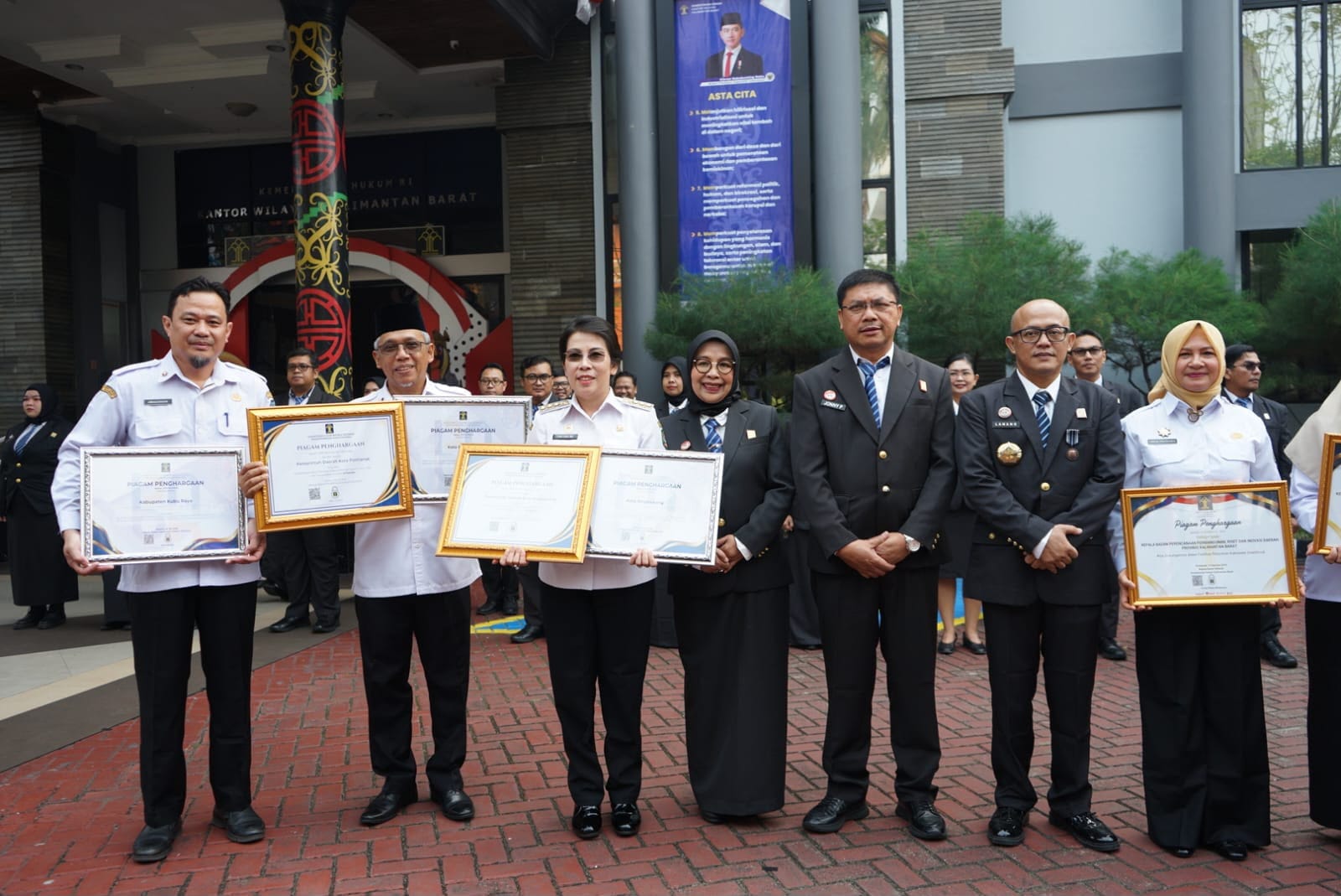 Pemkot Pontianak Borong Dua Penghargaan Bidang Hukum, Raih Predikat Istimewa