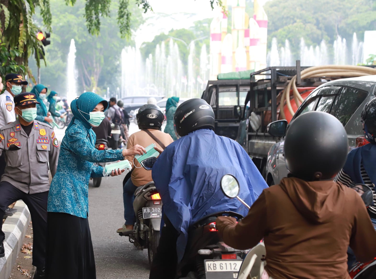 Waspada Asap di Pontianak, TP PKK Bagikan Masker kepada Pengendara