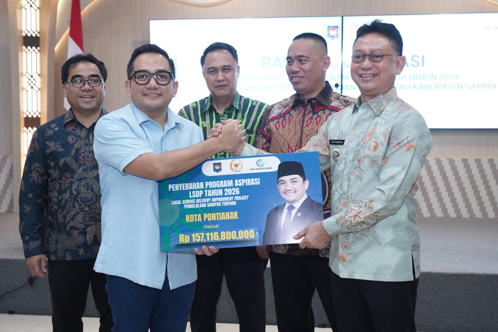 Wali Kota Pontianak Edi Rusdi Kamtono menerima secara simbolis program LSDP untuk pengelolaan sampah terpadu di Aula Sultan Syarif Abdurrahman Kantor Wali Kota Pontianak,
