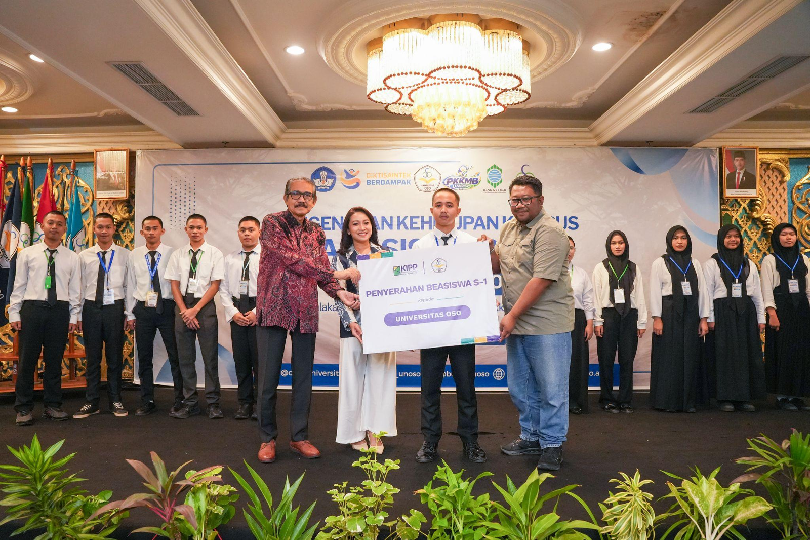 Keterangan foto: Manajemen Kawasan Industri Pulau Penebang menyerahkan secara simbolis beasiswa S1 kepada mahasiswa asal Kabupaten Kayong Utara pada acara Pengenalan Kehidupan Kampus bagi Mahasiswa Baru (PKKMB) UNOSO di Hotel Grand Mahkota, Pontianak,