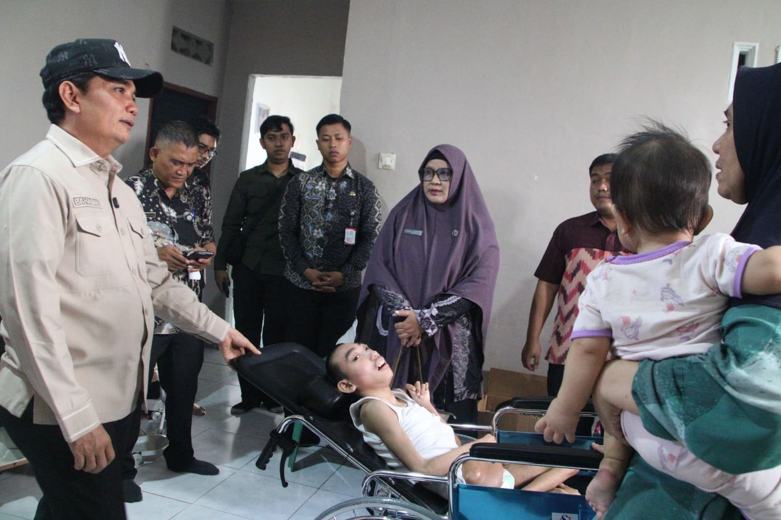 Fari Tak Lagi Harus Gendong Anak, Zikri Terima Bantuan Kursi Roda Khusus dari Pemkot Pontianak