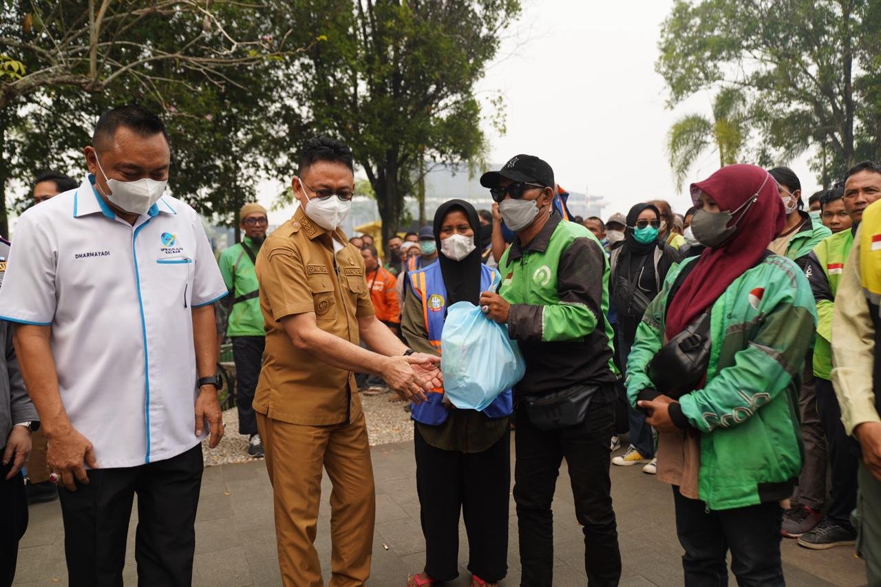 Di Tengah Kabut Asap, Dewi dan Ojol Terima Bantuan Sembako serta Air Bersih