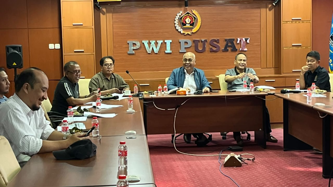 Persatuan Wartawan Indonesia (PWI) Pusat terus memperkuat konsolidasi organisasi melalui transformasi digital. Sebanyak 38 portal PWI Daerah di seluruh Indonesia kini dipersiapkan untuk terkonsolidasi dan diluncurkan secara serentak pada 1 Oktober 2026, bertepatan dengan Hari Kesaktian Pancasila. Persiapan konsolidasi jaringan website tersebut dibahas dalam rapat di Kantor PWI Pusat, lantai 4 Gedung Dewan Pers, Jakarta, Selasa (22/9/2026). Rapat dipimpin Ketua Umum PWI Pusat Akhmad Munir bersama Sekretaris Jenderal PWI Pusat Marthen Selamet Susanto, Ketua Bidang Multimedia dan IT Hilman Hidayat, Ketua Bidang Penyiaran Auri Jaya, jajaran pengurus PWI Pusat, serta puluhan pengurus PWI Daerah yang berperan sebagai admin portal daerah melalui pertemuan Zoom. Dalam rapat tersebut, jajaran PWI membahas berbagai persiapan menjelang peluncuran, mulai dari kesiapan jaringan website, aktivasi portal di masing-masing daerah, pengelolaan dan produksi konten, hingga penguatan sinergi pemberitaan antara PWI Pusat dan PWI Daerah. Ketua Umum PWI Pusat Akhmad Munir mengatakan, persiapan jaringan website saat ini telah memasuki tahap akhir. Sebanyak 38 portal daerah telah disiapkan dan akan segera diaktifkan serta mulai diisi konten secara rutin sebelum peluncuran resmi. “Ibaratnya saat ini mobil sudah keluar dari showroom, tinggal dipanaskan mesinnya dan kita siap berlari pada 1 Oktober 2026, tepat di Hari Kesaktian Pancasila,” kata Akhmad Munir. Menurutnya, keberadaan 38 portal tersebut menjadi bagian dari upaya membangun ekosistem informasi PWI yang terkonsolidasi dari tingkat pusat hingga daerah. Melalui jaringan tersebut, berbagai aktivitas organisasi, informasi jurnalistik, program peningkatan kompetensi wartawan, hingga isu-isu dari daerah diharapkan dapat terhubung dalam satu ekosistem digital PWI. “Website ini bukan hanya milik PWI Pusat, tetapi menjadi rumah bersama bagi PWI di seluruh Indonesia. Dengan 38 portal daerah yang terkonsolidasi, kita ingin informasi dan kegiatan PWI dari Aceh sampai Papua dapat terhubung, saling menguatkan, dan mendapatkan ruang publikasi yang lebih luas,” ujar Akhmad Munir. PWI Daerah Diminta Segera Aktifkan Portal Menjelang grand launching pada 1 Oktober 2026, seluruh PWI Daerah diminta segera mengaktifkan portal masing-masing dan mulai melakukan pengisian konten secara rutin. Setiap PWI Daerah juga diminta menunjuk seorang person in charge (PIC) yang bertanggung jawab terhadap pengelolaan portal. Para pengelola daerah didorong mulai membangun ritme produksi dengan mengunggah berita setiap hari. “Karena itu, saya meminta seluruh PWI Daerah mulai mengaktifkan portalnya, menunjuk PIC dan membangun ritme pengisian konten sejak sekarang. Jangan menunggu 1 Oktober. Saat grand launching nanti, seluruh mesin harus sudah hidup dan 38 portal daerah sudah bergerak bersama,” tegasnya. Untuk memperkuat sinergi konten, pengelola portal daerah dapat berkoordinasi dengan tim PWI Pusat. Langkah tersebut diharapkan membuat konten-konten penting dari daerah memperoleh distribusi yang lebih luas melalui jaringan PWI. Sebaliknya, informasi yang berasal dari PWI Pusat juga dapat didistribusikan secara efektif hingga ke daerah. Akhmad Munir menegaskan, transformasi digital PWI tidak hanya berkaitan dengan pembangunan infrastruktur website. Penguatan jaringan digital juga harus disertai dengan peningkatan kualitas konten dan profesionalisme wartawan. “Transformasi digital bagi PWI bukan sekadar menghadirkan website. Yang lebih penting adalah bagaimana teknologi ini kita gunakan untuk memperkuat profesionalisme wartawan, memperluas distribusi informasi yang berkualitas, dan membangun kolaborasi antara PWI Pusat dan PWI Daerah,” ujarnya. PWI Channel Lengkapi Ekosistem Digital Konsolidasi 38 portal PWI Daerah menjadi kelanjutan dari langkah PWI Pusat dalam memperkuat kanal komunikasi organisasi berbasis digital. Sebelumnya, PWI Pusat telah meluncurkan podcast PWI Channel sebagai kanal komunikasi yang menghadirkan perbincangan mengenai dunia pers, komunikasi publik, perkembangan teknologi informasi, serta berbagai isu strategis lainnya. Pada konten perdananya, PWI Channel menghadirkan Wakil Menteri Komunikasi dan Digital (Wamen Komdigi) Angga Raka Prabowo sebagai narasumber. Kehadiran PWI Channel dan jaringan 38 portal daerah diharapkan dapat saling memperkuat. Portal daerah menjadi ruang distribusi informasi dan pemberitaan dari berbagai wilayah Indonesia, sementara PWI Channel memperluas format komunikasi PWI melalui konten audiovisual dan perbincangan bersama berbagai narasumber. “PWI Channel sudah kita mulai, sekarang 38 portal daerah kita konsolidasikan. Ke depan, seluruh kanal ini harus saling terhubung sehingga PWI memiliki ekosistem digital yang kuat, aktif, dan mampu mengikuti perkembangan cara masyarakat mengonsumsi informasi,” kata Munir. Dengan terkonsolidasinya 38 portal daerah bersama PWI Pusat dan diperkuat PWI Channel, PWI mendorong terbentuknya jaringan komunikasi organisasi yang menghubungkan aktivitas pers dari berbagai wilayah Indonesia dalam satu ekosistem digital.