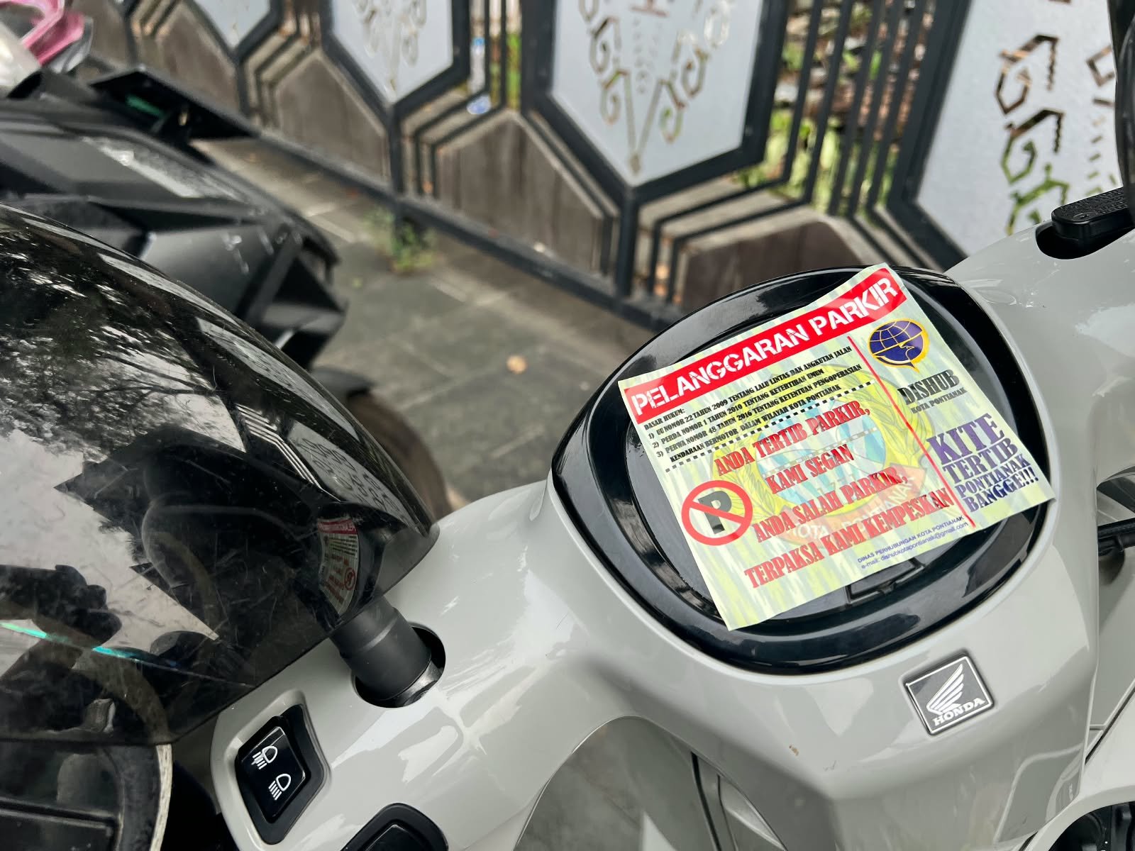 Dishub Pasang Stiker Peringatan Larangan Parkir di Trotoar