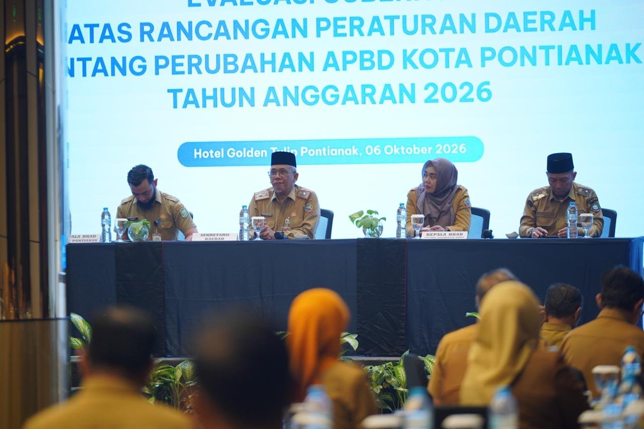 Sekretaris Daerah Kota Pontianak Amirullah ketika membuka Rapat Evaluasi terhadap Raperda dan Rancangan Peraturan Kepala Daerah tentang Perubahan APBD Tahun Anggaran 2026 di Hotel Golden Tulip