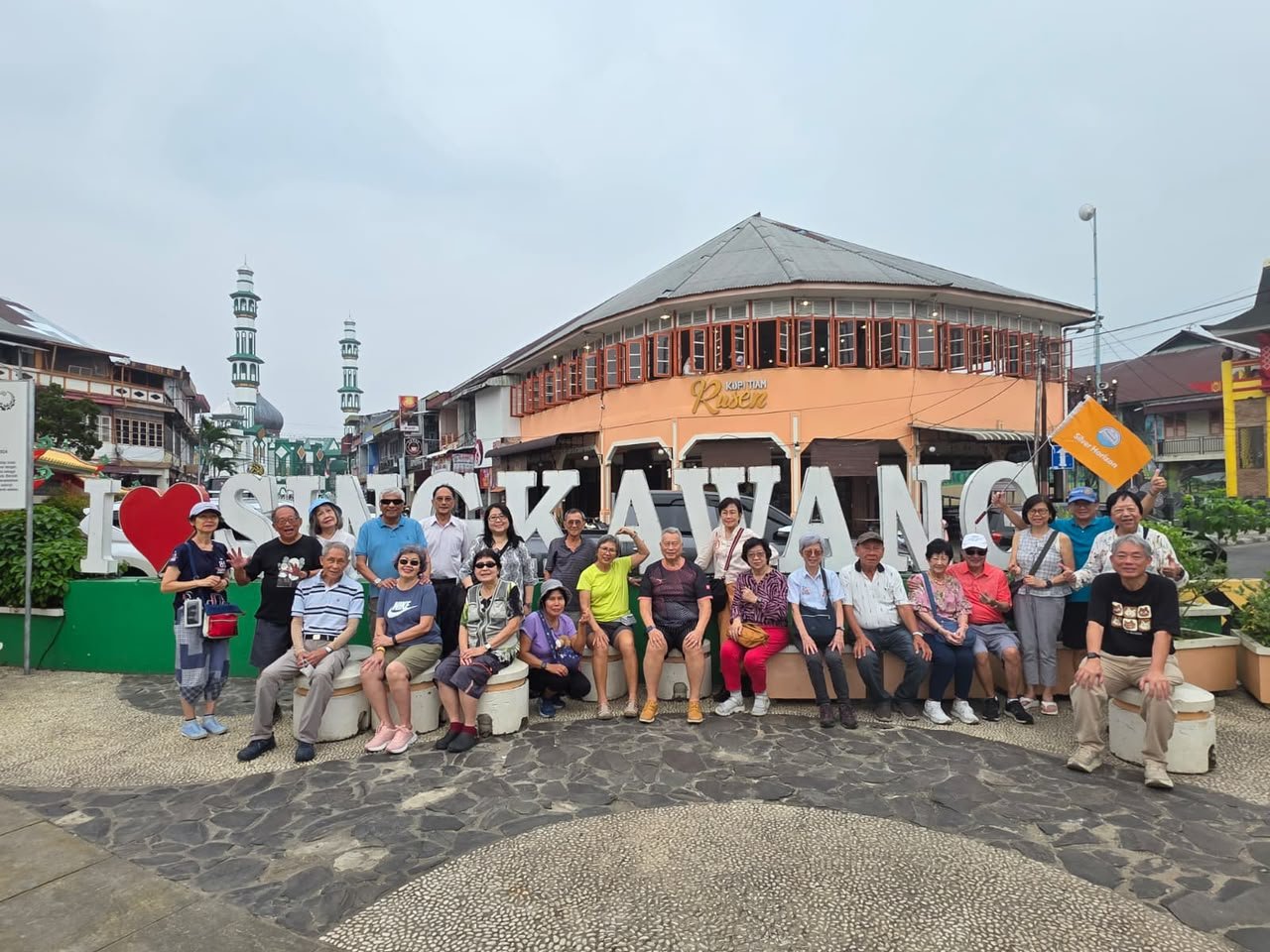 27 Wisatawan Senior Singapura Tuntaskan Tur 5 Hari di Kalbar di Tengah Kabut Asap