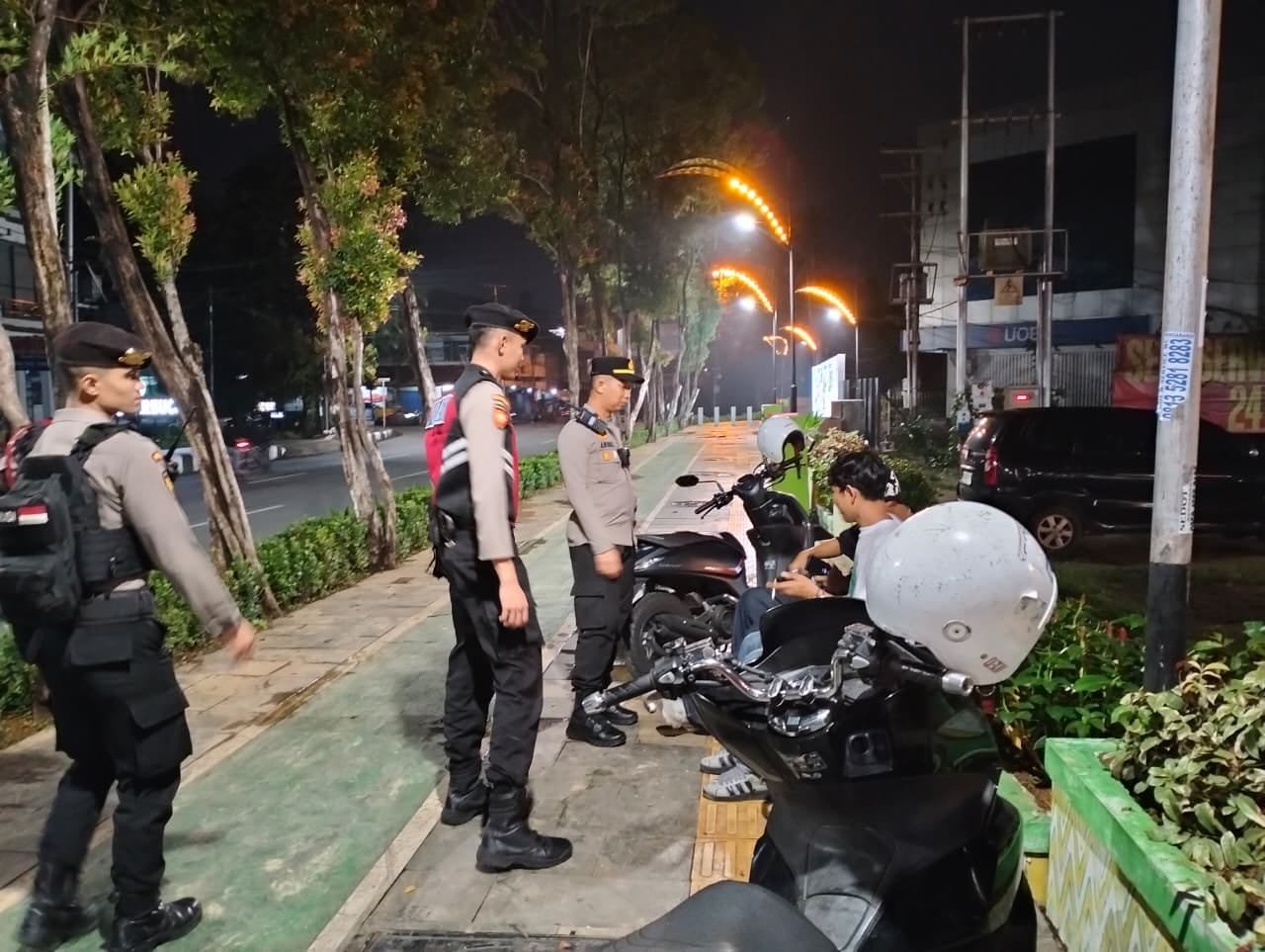 Patroli Enggang Polresta Pontianak Sambangi Warga dan Remaja Dini Hari