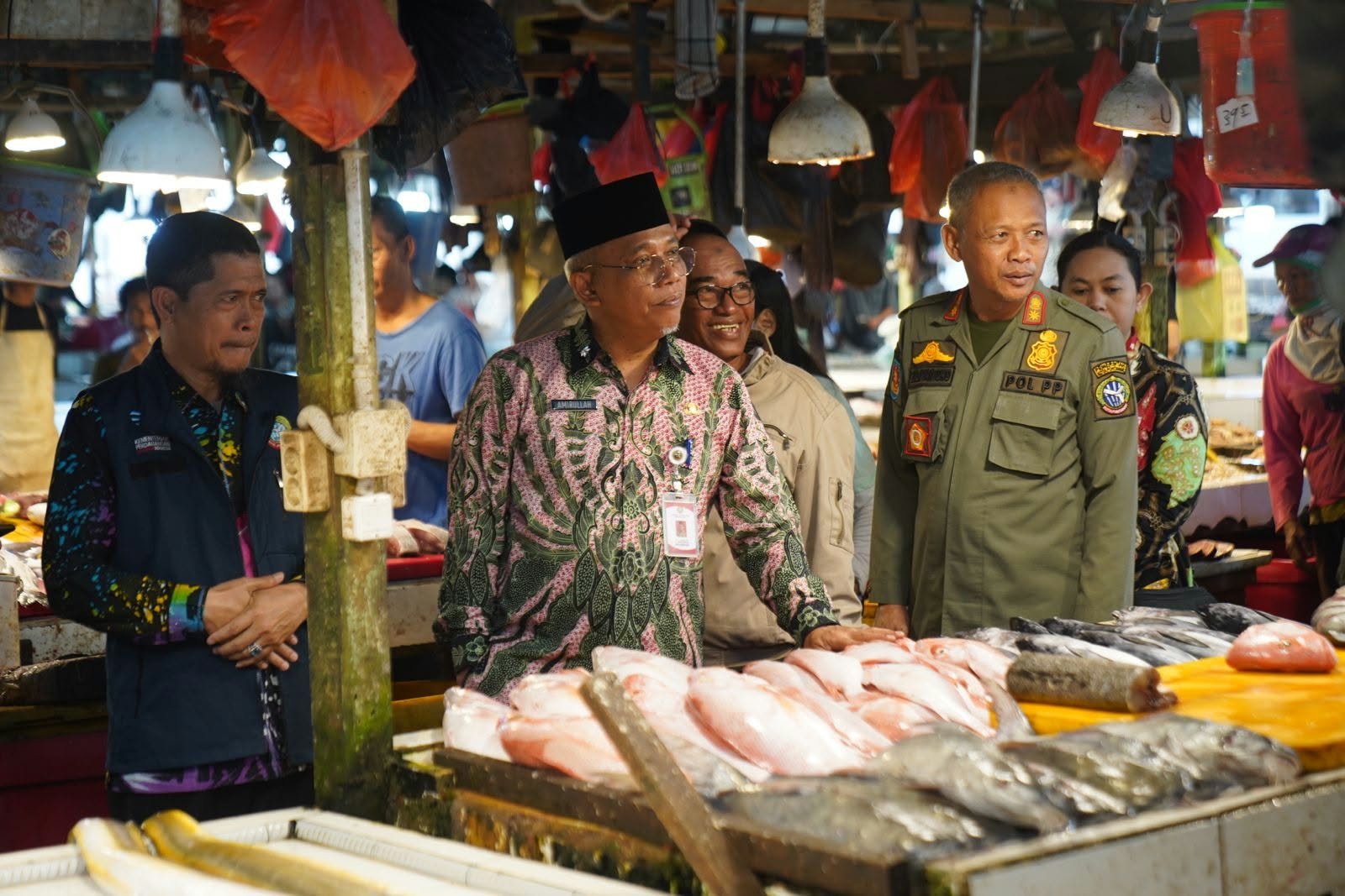 Satgas Ketahanan Pangan Kota Pontianak saat memantau harga komoditas di Pasar Flamboyan
